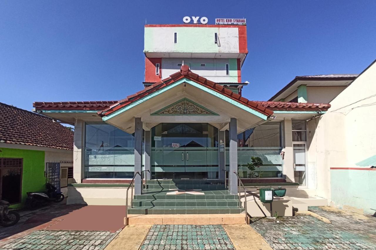 Oyo 2611 Hotel Krui Syariah Ngoại thất bức ảnh