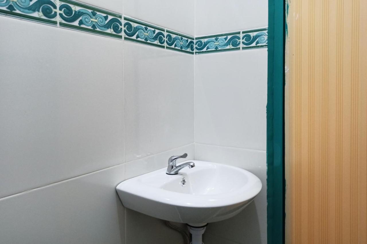 Oyo 2611 Hotel Krui Syariah Ngoại thất bức ảnh