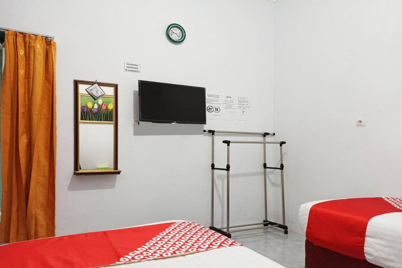 Oyo 2611 Hotel Krui Syariah Ngoại thất bức ảnh